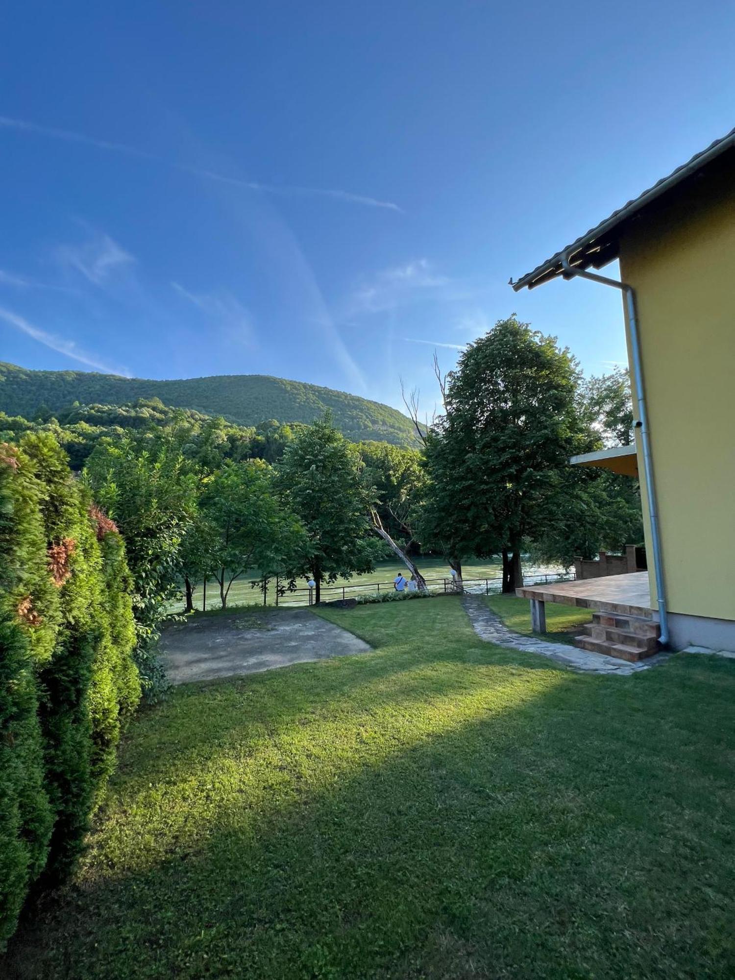 Holiday Homer Kuca Na Obali Vrbasa Banja Luka Esterno foto